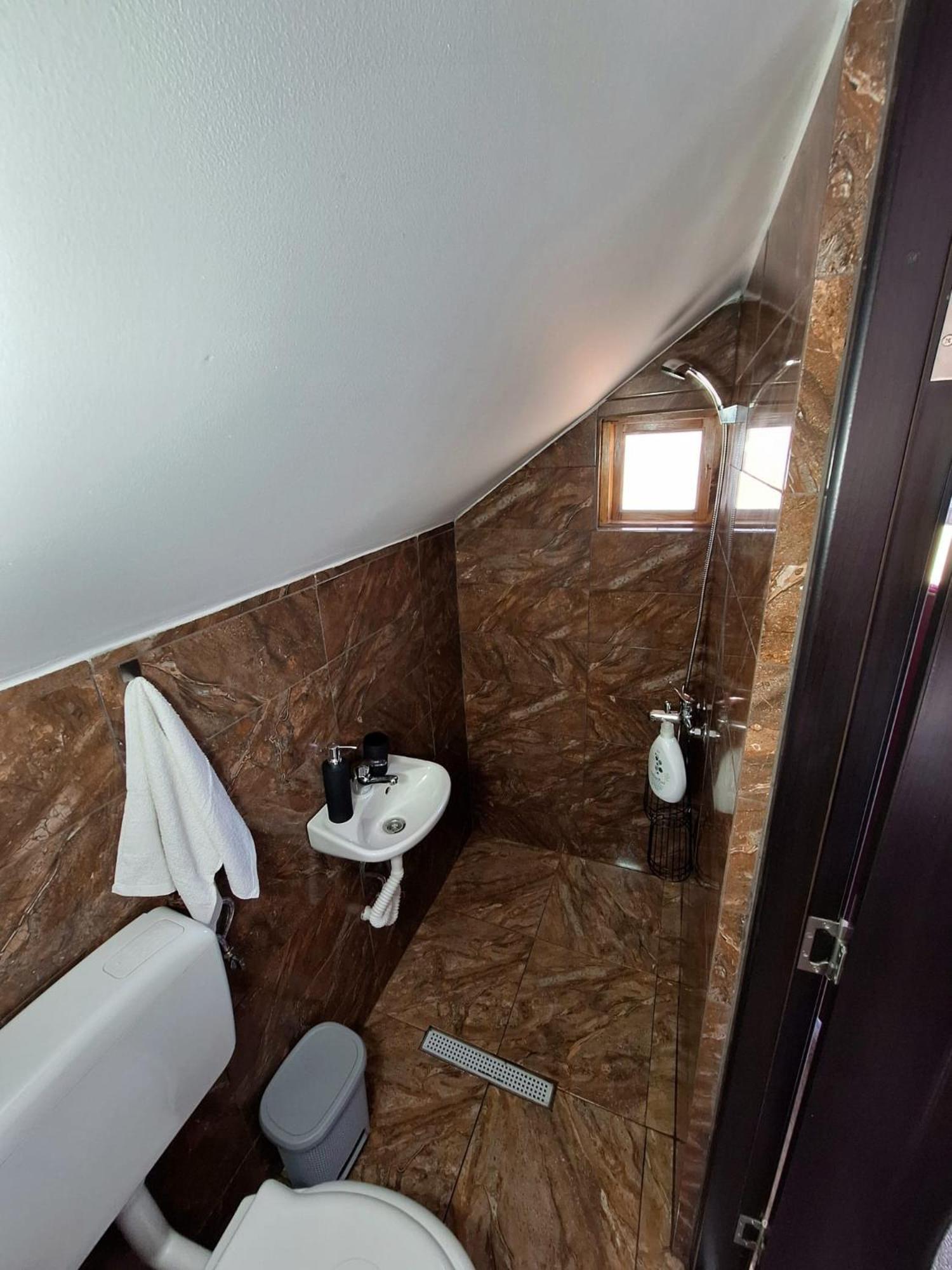 Hotel La 3 Stejari, Calimanesti Salatrucel Exterior foto